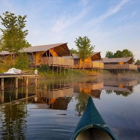 Combined Tents With Kitchen And Bathroom Located Near A Pond Bant Exterior photo