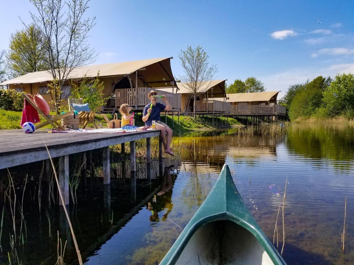 Combined Tents With Kitchen And Bathroom Located Near A Pond Bant Exterior photo