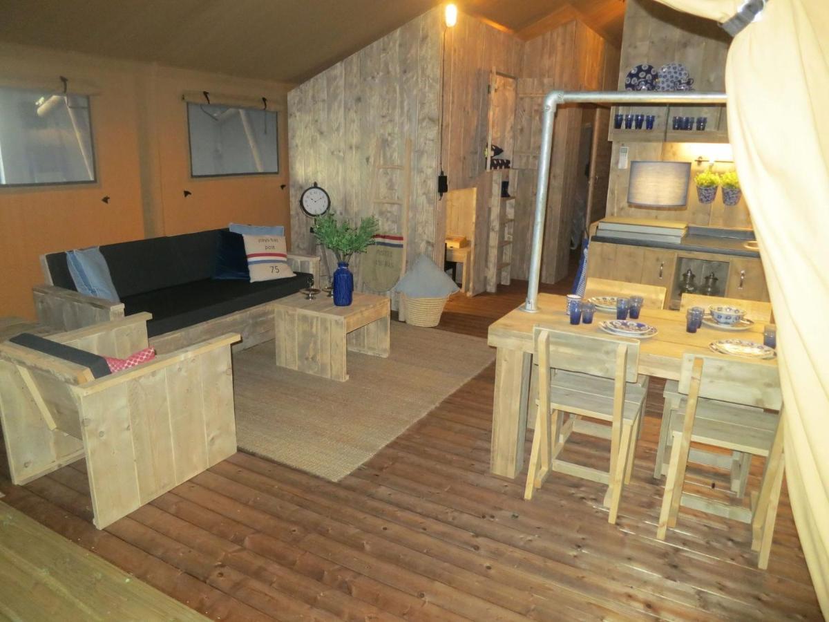 Combined Tents With Kitchen And Bathroom Located Near A Pond Bant Exterior photo